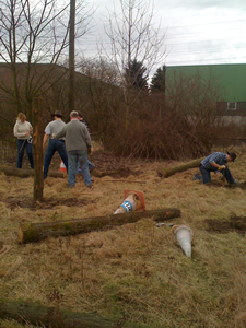 Helfer beim Hindernisbau