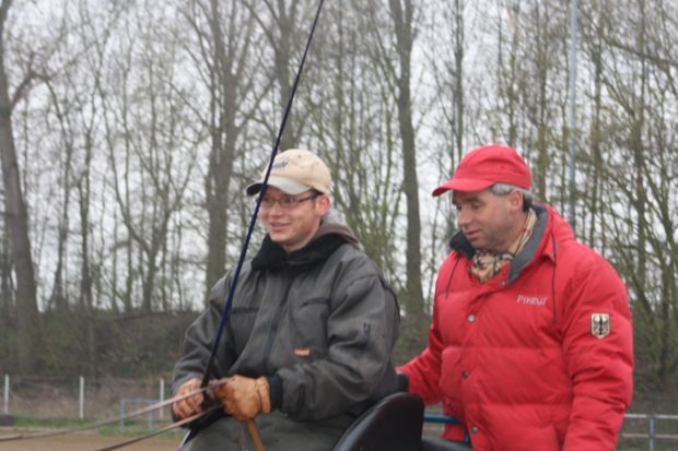 Trainer Dieter Lauterbach mit einem Schüler